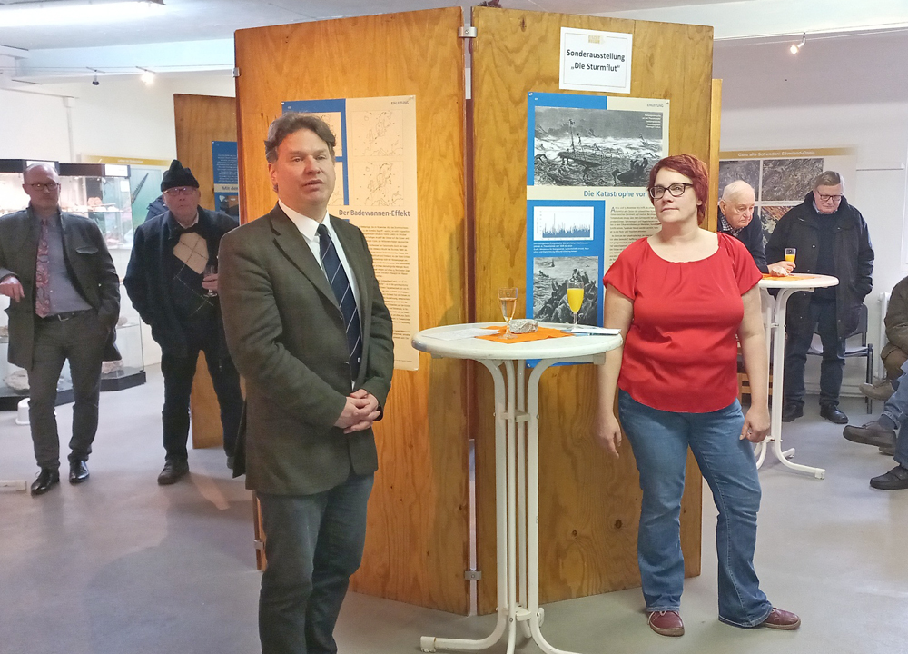 Stefan Leyk, Vereinsvorsitzender, und Dr. Vera Laurenz-Heuser, wissenschaftliche Leiterin des Eiszeitmuseums, eröffneten die Ausstellung