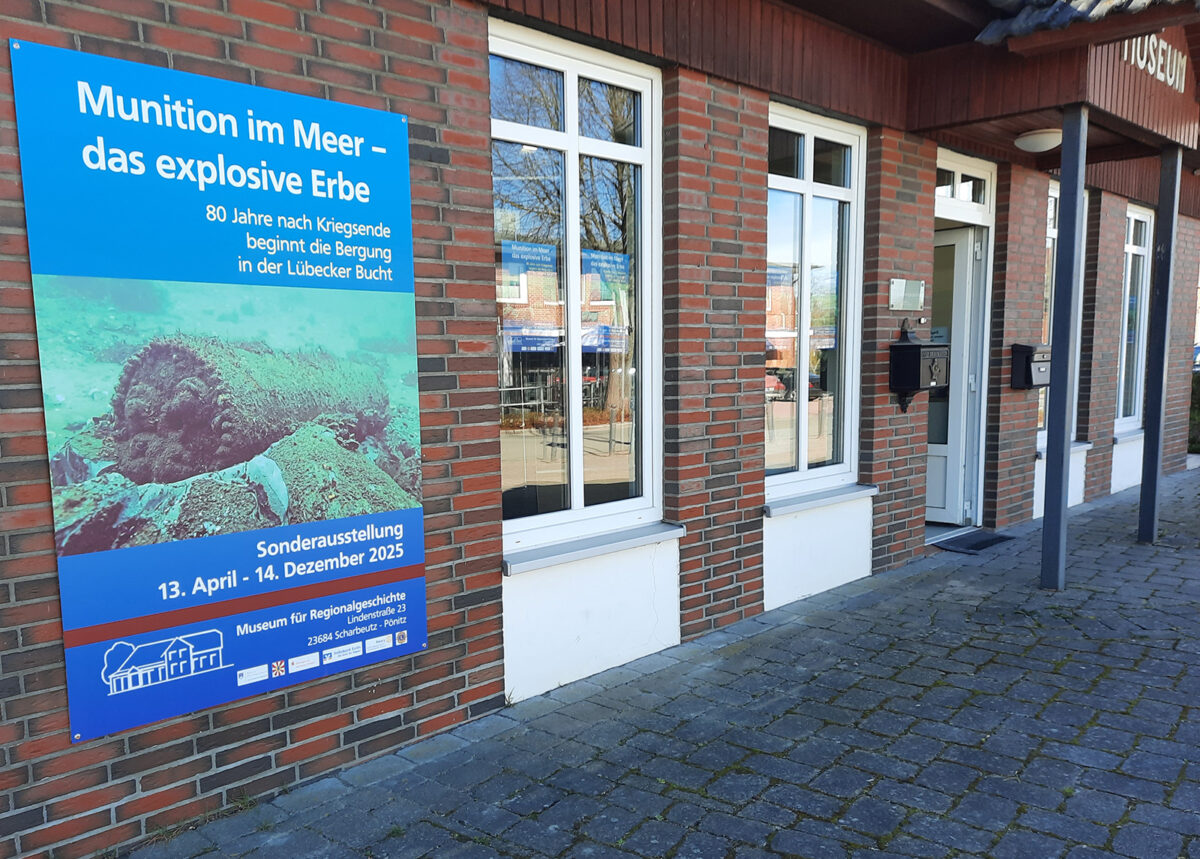 Das Museum von aussen mit großem Schild zur Sonderausstellung