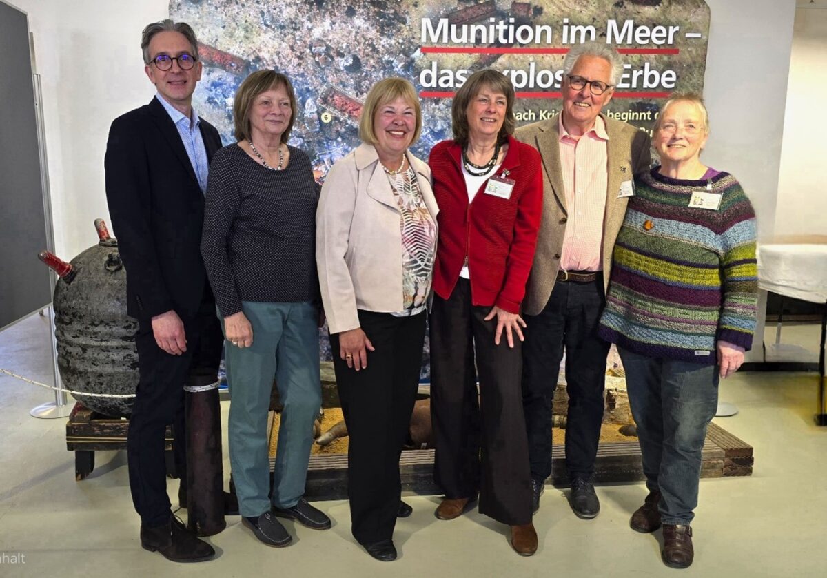 Eröffnung der Sonderausstellung mit (v. l.) Dr. Wolfgang Sichermann (Seascape GmbH), Karin Bühring (Vereinsvorsitzende), MdB Bettina Hagedorn, Claudia Hönck, Dr. Kersten Jungk und Gerda Petrich
