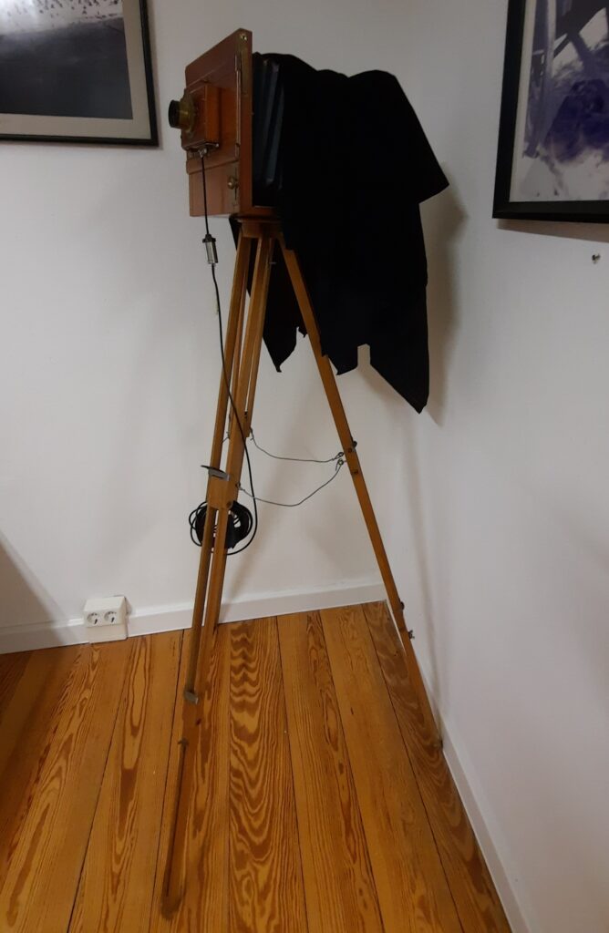 Fotoapparat mit Stativ für Glasplattenaufnahmen
Glasnegative