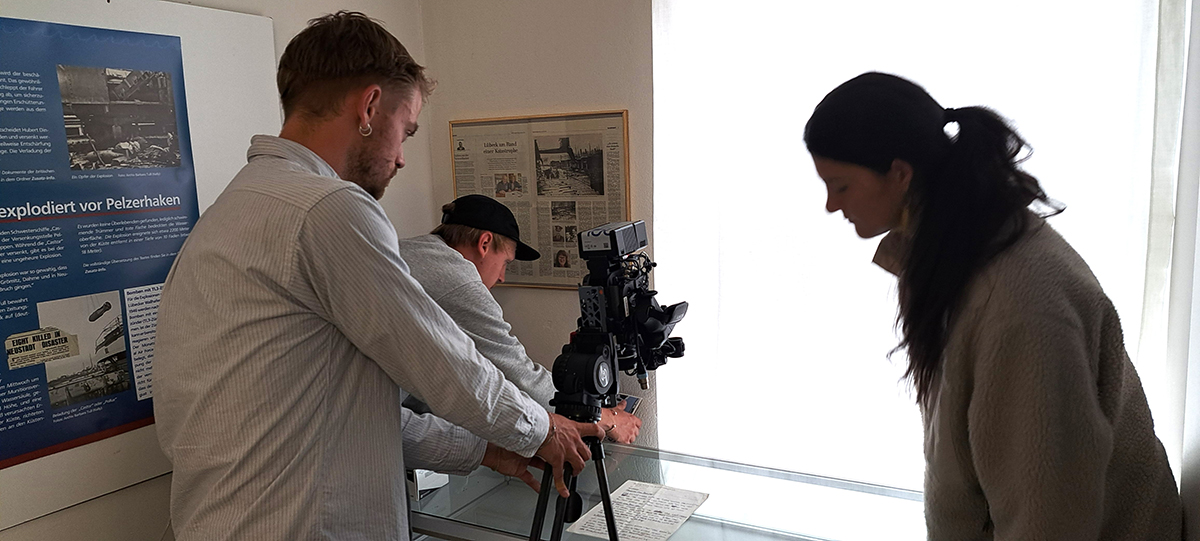Filmteam der Hochschule für Fernsehen und Film München im Museum